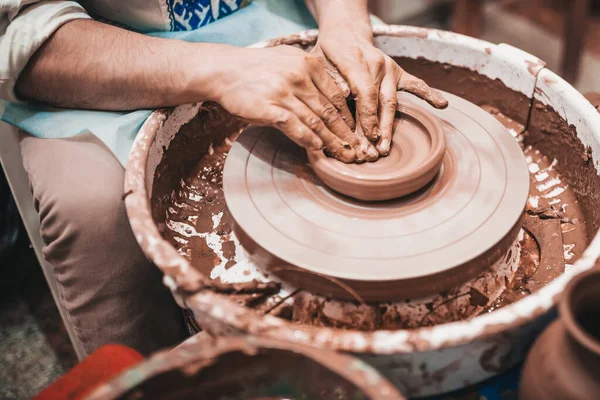 Çömlekçinin çarkındaki çamurdan kendi ellerimizle otantik seramik sofra takımı yaratmak - eski bir teknoloji.