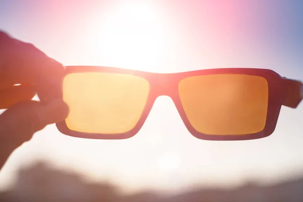Sonnenbrille Der Hand Blick Die Sonne Sommerurlaub Meer — Stockfoto