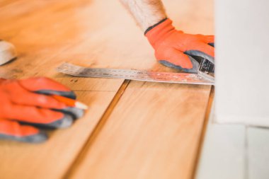 Bir adam profesyonel olarak lamine sürme teknolojisine uygun olarak yüzer.