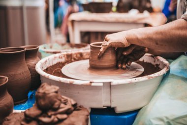 Bir çömlekçinin çarkında kil ile çalışmak - işyerindeki zanaatkar