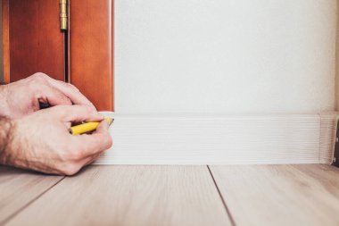 Usta plastik zemin kaplamasını monte eder - bitir - döşeme