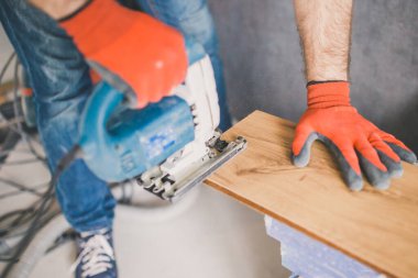 Kaplamaları elektrikli testere ile kesmek - marangozluk işi bitirirken