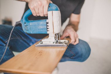 Bir adam profesyonel olarak lamine sürme teknolojisine uygun olarak yüzer.