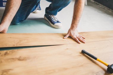 Döşeme hizmetleri - kurulumu yüzen bir şekilde kapla