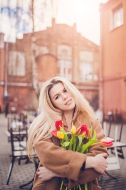 Güzel, çekici, seksi İskandinav sarışın, büyük mavi gözlü.