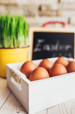 Paskalya 'dan önce beyaz tahta bir kutuda tavuk yumurtası - Hıristiyan gelenekleri
