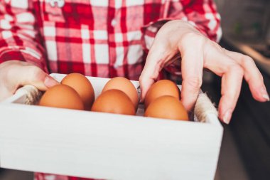 Paskalya 'dan önce beyaz tahta bir kutuda tavuk yumurtası - Hıristiyan gelenekleri