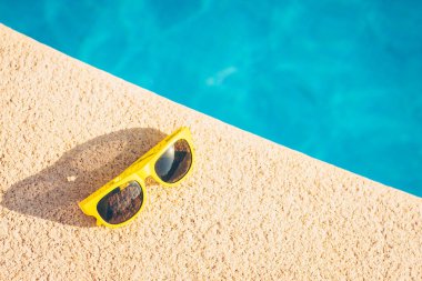 Havuzun kenarında güneş gözlüğü - tatil sezonu - dinlenme ve iyileşme