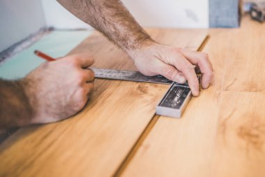 Teknolojik dengeleme açığını kapatmak için laminatın ölçümü ve işaretlenmesi
