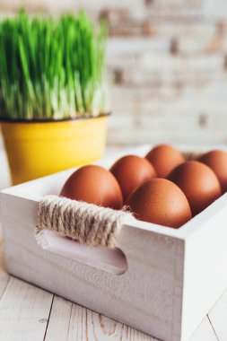 Tavuklu ahşap tepsi. Çiftlik usulü.