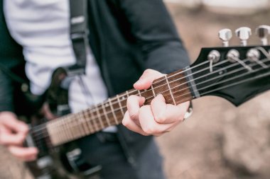 Açık havada elektro gitarda ağır metal.