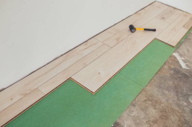 Yüzen bir zemin kurulumunun nasıl lamine edileceği - kilit tipi kilit 