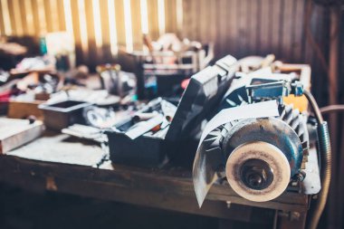 Çilingir - masada karışıklık - bileme makinesi