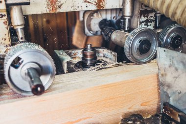 Kereste profil çıkarma makinesindeki kılavuz silindirler - kereste fabrikası - yapıştırılmış kereste üretimi