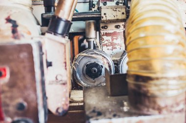 Yakın çekim iç görünüm - profil makinesi - kereste fabrikası - yapıştırılmış kereste üretimi