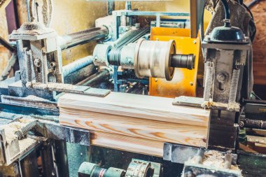 Ahşap bir ev yapmak için profil bardaki kilit ve eklemleri kesmek - kereste fabrikası - Yapıştırılmış kereste üretimi