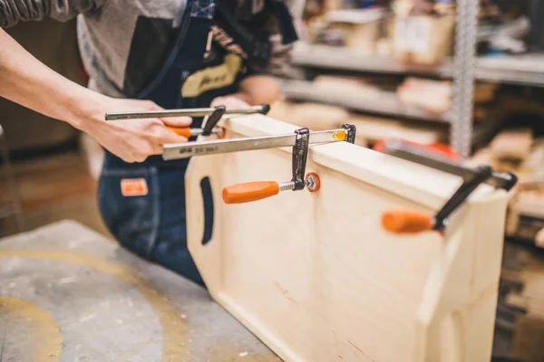 Taller Carpintería Trabajo Con Abrazaderas Fijación Encolado —  Fotos de Stock