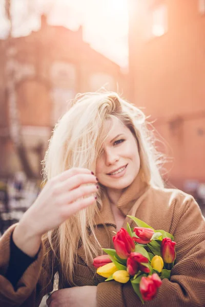 Frühling März Porträt Einer Schönen Frau Mit Langen Blonden Haaren — Stockfoto