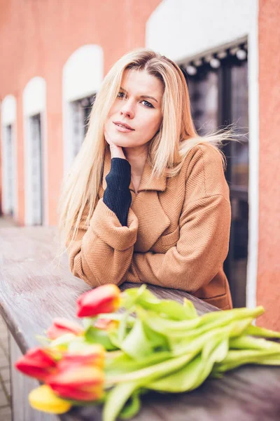 Frühling März Porträt Einer Schönen Frau Mit Langen Blonden Haaren — Stockfoto