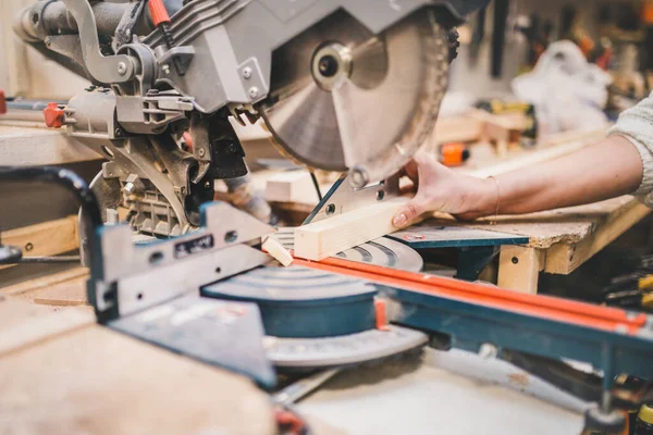 Marangozluk atölyesi - dairesel testere üzerinde çalışmak