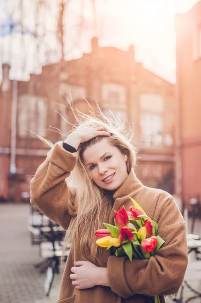 Junge Schöne Geschäftsfrau Zeitigen Frühling Mit Blumen Der Stadt Selbstbewusste — Stockfoto