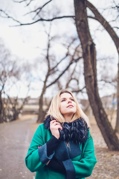 Mooie Blonde Scandinavische Vrouw Buiten Genieten Van Frisse Lucht Tijdens — Stockfoto