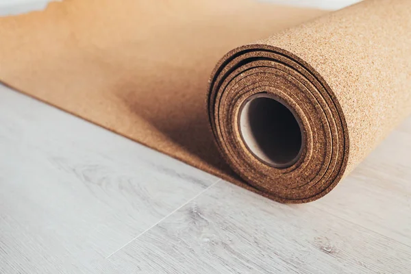 Bir yüzen zemin aygıtı olan laminat takmayı öğren - mantar yedekleme