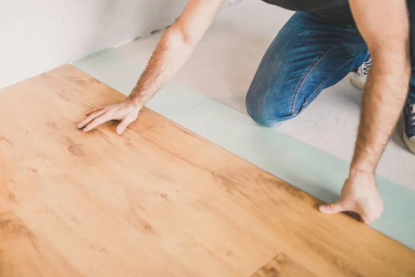 Hombre Adulto Pone Panel Laminado Sustrato Con Tecnología — Foto de Stock