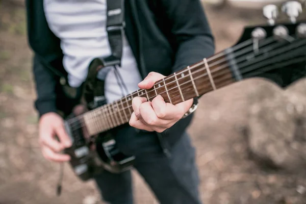 Egy Férfi Akkordokat Játszik Egy Fekete Elektromos Gitáron Szabadban Hard — Stock Fotó