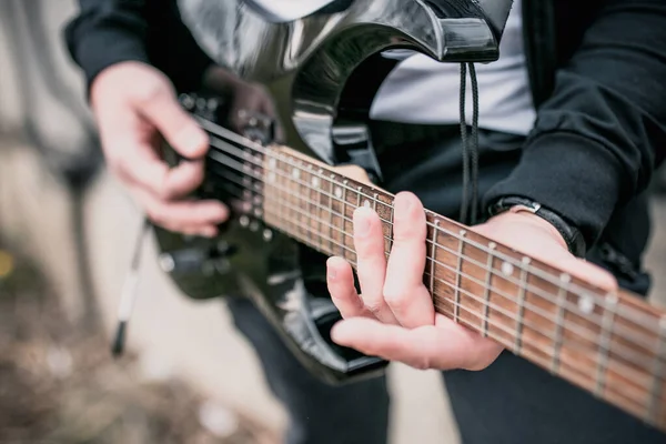 옥외에서 기타를 헤비메탈 — 스톡 사진