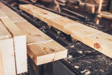 Tedavi ve yapıştırılmış bar - kereste fabrikası - Yapıştırılmış kereste üretiminin elle birleştirilmesi için üretim hattı