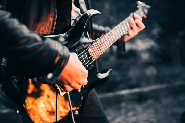 Zbliżenie Płomieni Korpusie Czarnej Gitary Elektrycznej Nocy — Zdjęcie stockowe