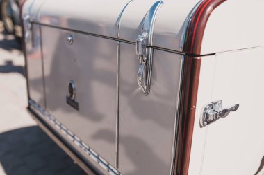 Eski tarz bir valiz, eski model bir arabada.