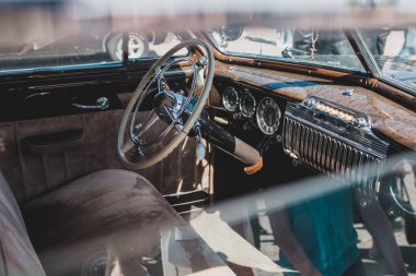 Eski model bir arabanın içini açık pencereden görmek - eski usul