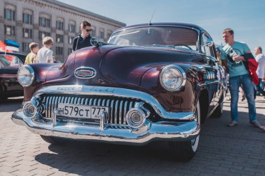 Minsk, Belarus - 18 Mayıs 2019: Eski moda Buick Vagonları Sergisi ve Geçit Töreni