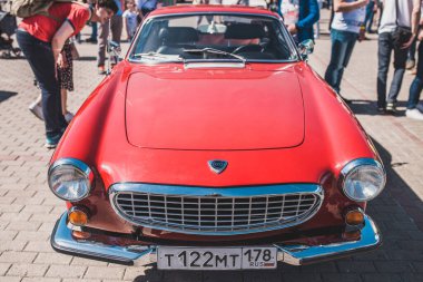 Minsk, Belarus - 18 Mayıs 2019: Retro araba sergisi ve geçit töreni - Cabrio Volvo P1800