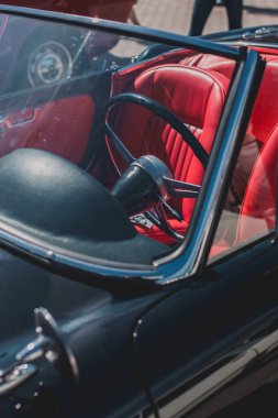 Minsk, Belarus - 18 Mayıs 2019: eski araba sergisi ve geçit töreni - Cabrio Alfa Romeo Giulia 1600 Spider - iç mekan