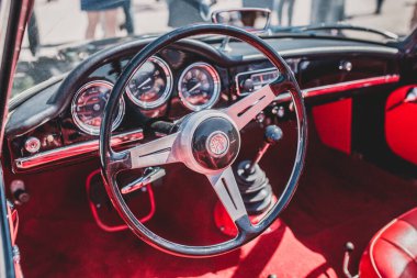 Minsk, Belarus - 18 Mayıs 2019: eski araba sergisi ve geçit töreni - Cabrio Alfa Romeo Giulia 1600 Spider - iç mekan