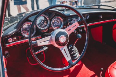 Minsk, Belarus - 18 Mayıs 2019: eski araba sergisi ve geçit töreni - Cabrio Alfa Romeo Giulia 1600 Spider - iç mekan