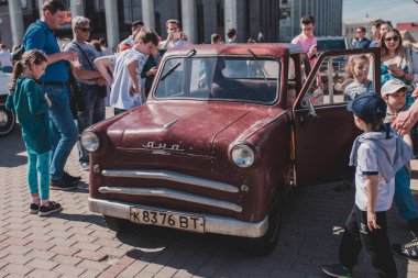 Minsk, Belarus - 18 Mayıs 2019: Retro araba sergisi ve geçit töreni