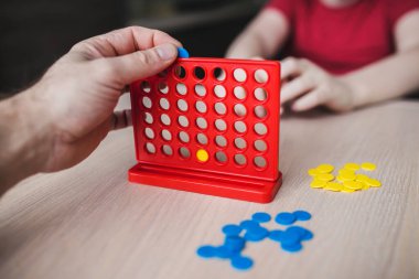 Boş zamanlarında masa oyunları - bir satırda dört oyun