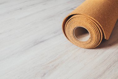 Usta, döşemeyi yerleştirmeden önce mantar tabakasını yere serer - kaplamanın kurulumu