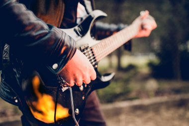 Siyah elektro gitar Parlak bir ateş alevi içinde