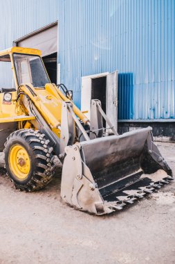 Marangozluk endüstrisinin makine ve mekanizmaları Üretimdeki ağır makineler - araba yükleyici