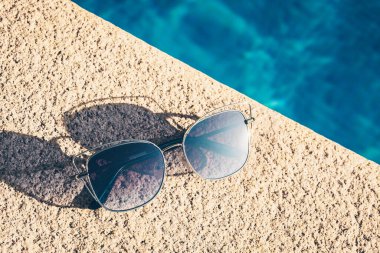 Pahalı aksesuarlar - güneş gözlüğü - deniz için plaj kıyafeti