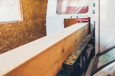 Endüstriyel makineler üzerine ahşap işçiliği - doğal hammaddelerden inşaat malzemeleri üretimi