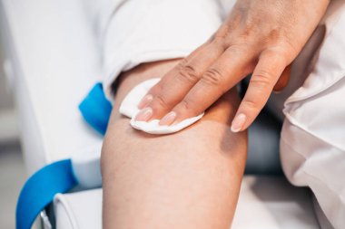 Hasta kan toplama bölgesindeki damarı pamuk bloknotla sıkıyor - bağış - kan testi