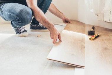 Uzunlamasına kilit eklemi - Yüzen zeminin döşeme ve kurulumu için teknolojik yöntemler dizisi - lamine - profesyonel çalışma