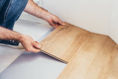 Sıraya ilk tahta yerleştirildi- Yüzen zeminin döşeme ve kurulumu - lamine - profesyonel çalışma - için teknolojik yöntemler dizisi