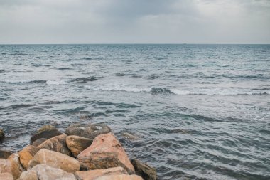 Bulutlu, fırtınalı deniz havası - sert deniz iklimi